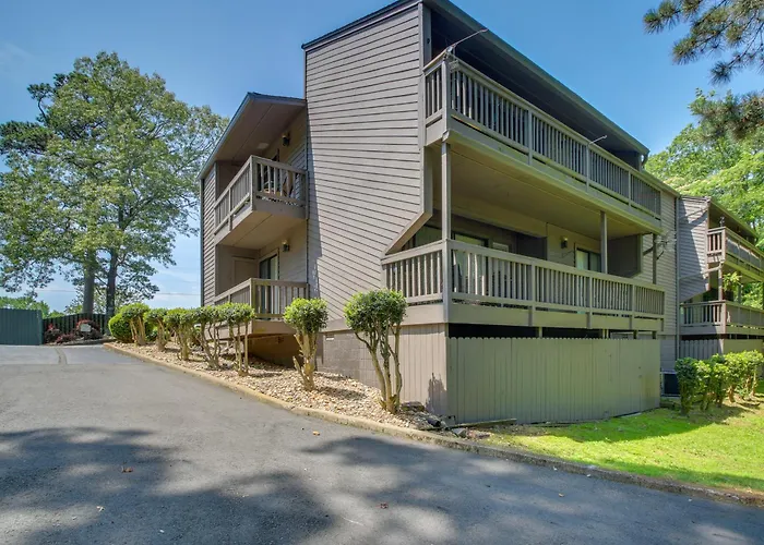Pool, Hot Tub & Lake Access: Lake Hamilton Condo!