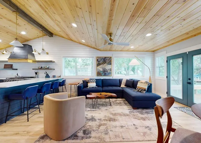Step-Free Lake Hamilton Retreat: Private Pier