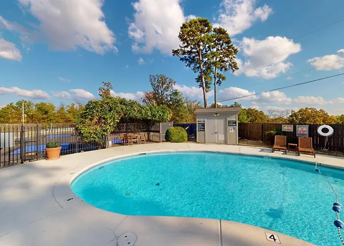 Anchors Away: Lake Hamilton Condo & Pool