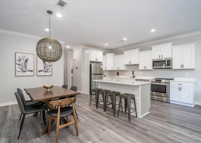 Lakefront Oasis 7 Min To Dwntn With Game Room!