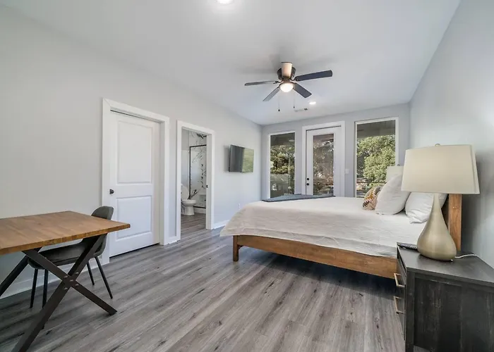 Lakefront Oasis 7 Min To Dwntn With Game Room!